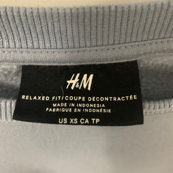 🔥2 for 20//H&M boyfriend baby blue crew neck - Picture 2 of 3